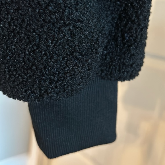 Black Fuzzy Sweatshirt - Size Large
Heavy duty Lining - Excellent condition - Picture 4 of 8